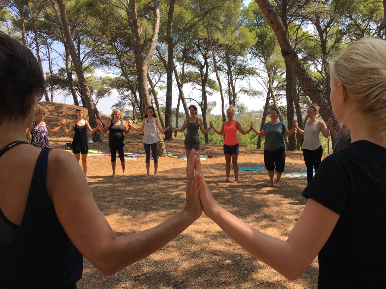 Yogagruppe laver cirkel på yogaretreat med Kirsten Slots på Lesbos