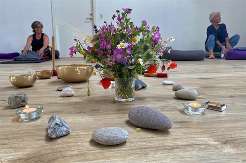 Yoga sal med smukke blomster i midten