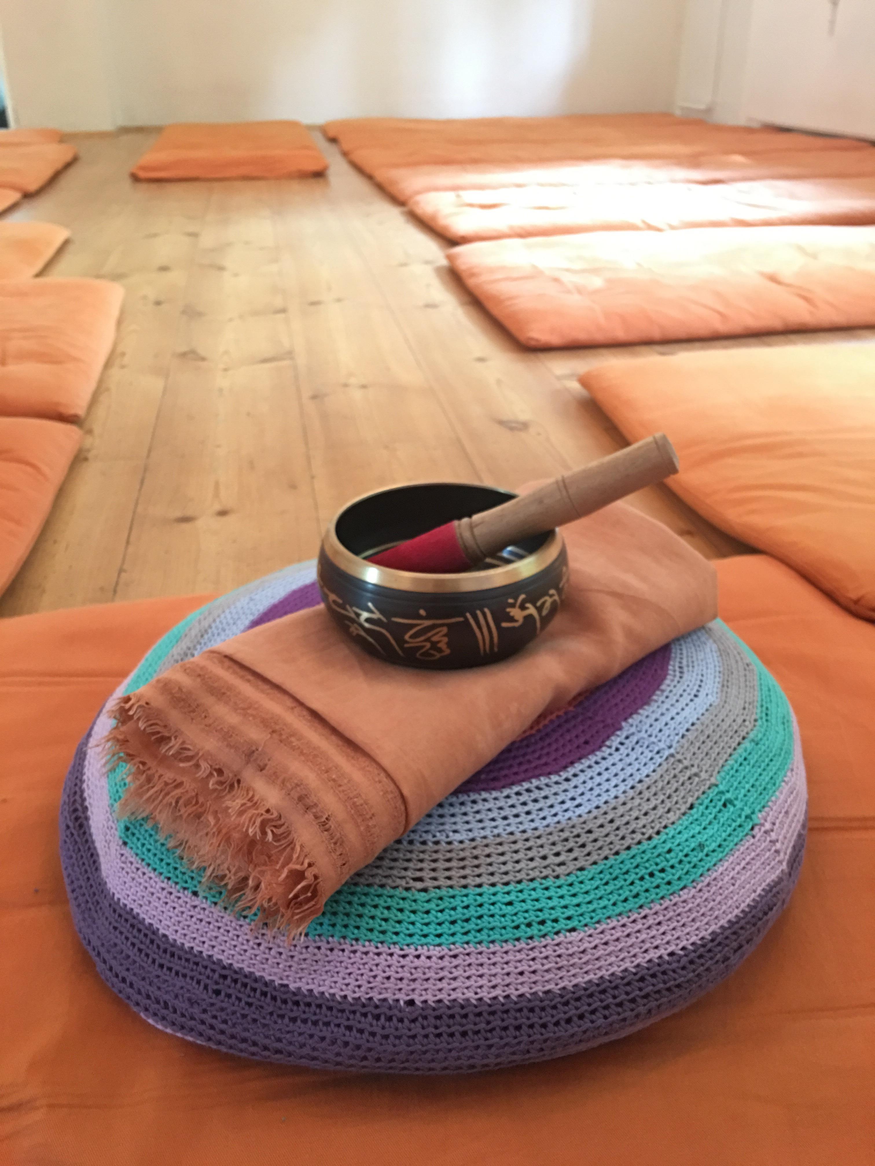Yogasal med futonmåtter og syngeskål hos Yoga Being på Frederiksberg.
