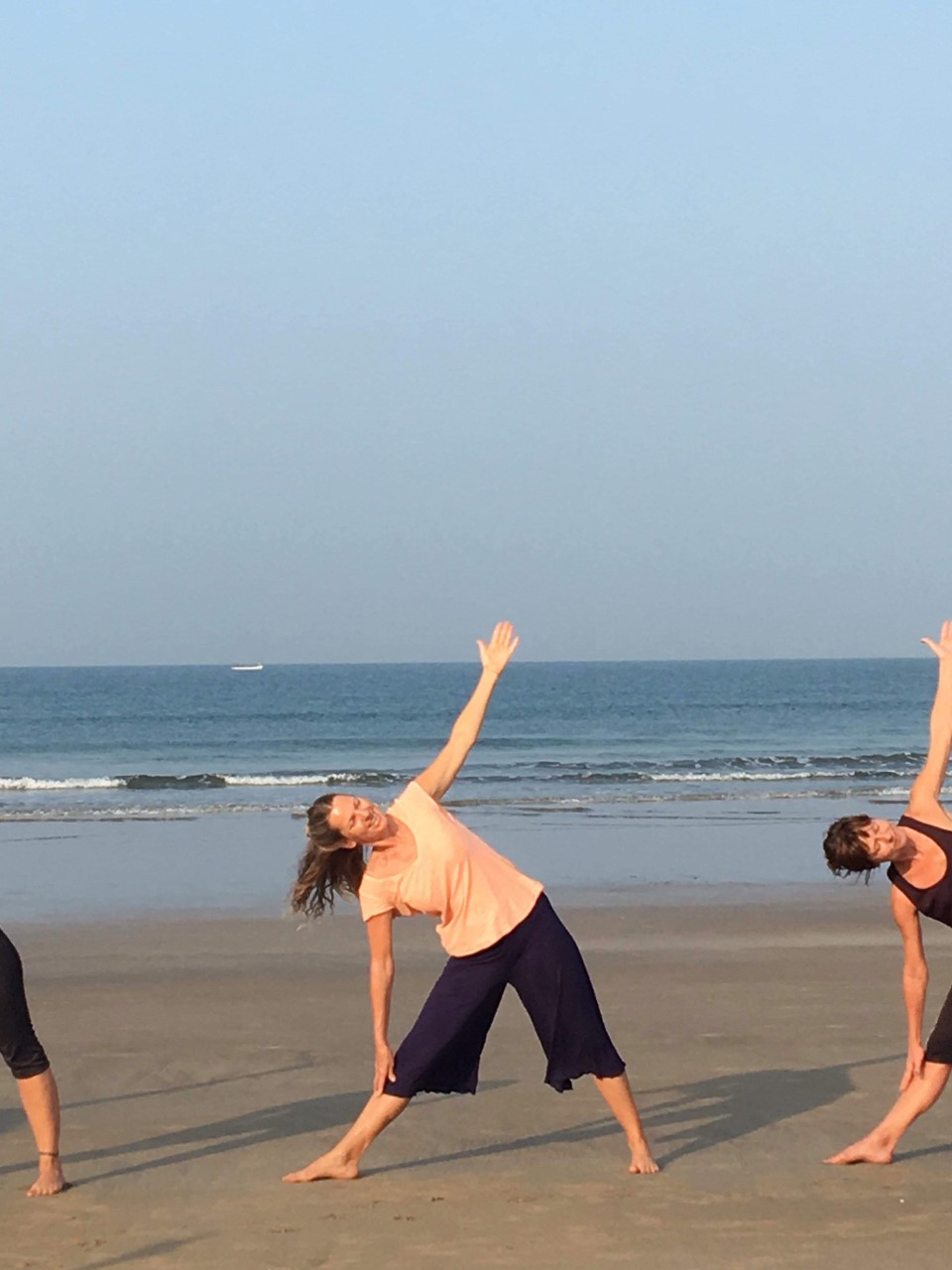 Kirsten Slots underviser i Trikonasana på Yogaretreat i Goa